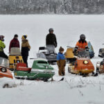 Kymmenet vanhat moottorikelkat pärisivät järvellä tasa-aika-ajon merkeissä. Kuvat: Veteraanihelkkakerho