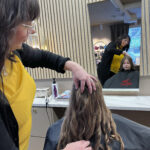 Pipsa Kreku halusi lyhennyttää pitkien hiustensa latvoja. Miia Ranta kevensi myös latvoja ja muotoili lopuksi latvoihin muodikkaat, kevyet laineet, jotka hän viimeisteli pöyhien niitä kevyesti sormin.