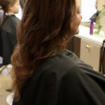 Johanna Kemppainen leikkasi Susanna Kallion pitkiin hiuksiin kerrostuksia ja kevensi latvoja. Hiukset saivat sävyksi ripauksen suklaanruskeaa.