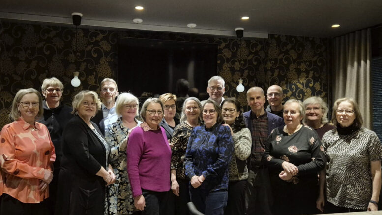 Ylikiimingin kunnallisen keskikoulun vuonna 1974 valmistuneita. Kuvassa vasemmalta takarivissä: Asko Ylipyky, Mikko Pelkonen, Terttu Marttila, Kari Isola, Ismo Brunni, Väinö Suominen, Anja Aittakumpu os. Suominen. Eturivissä vas. Mervi Mettovaara, Arja Pennanen, os. Perälä, Marjukka Pohjola, Riitta Jokela, os. Hiltunen, Aune Koistinen, os. Vehkaoja, Merja Lassila, os. Savikko, Sirpa Sarkkinen, os. Holappa, Aira Aspegren, os. Tikkanen, Mirja Koistinen, os. Isoaho. Etäyhteydellä tapaamiseen osallistuivat Eila Sorvoja, os. Kanniainen, Timo Piironen ja Antti Vimpari.