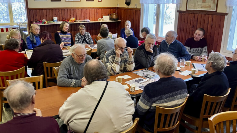 Rantapohjan jutut Kiiminkipäivistä menneiltä vuosikymmeniltä kiinnostivat Huttukylällä. Kuva: Teea Tunturi
