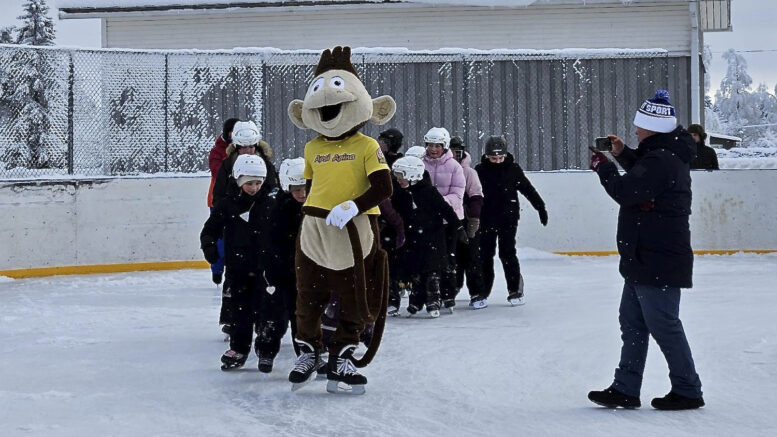 Yli-Iin luistelutapahtumassa oli iloinen tunnelma. Kuva: Jorma Rasvala