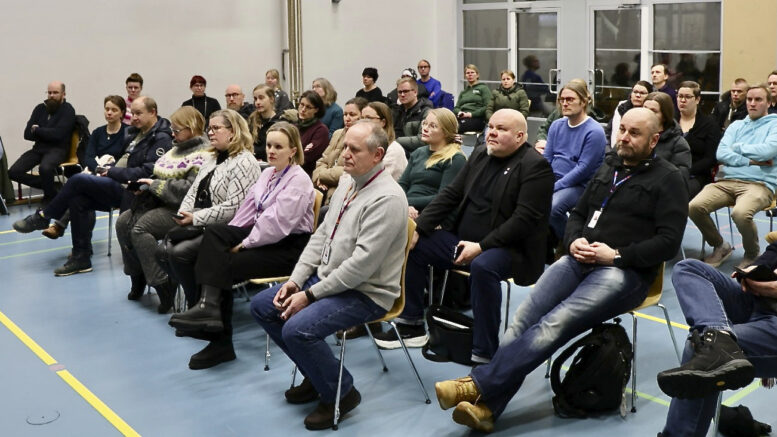 Itäisen alueen palveluverkkotilaisuus Talvikankaalla kokosi pienen joukon alueen asukkaita. Yli-Iistä ei ollut saapunut kukaan kyseenalaistamaan päätöstä oman alueen koulun muuttamisesta yhtenäiskoulusta alakouluksi. Rantapohjan alueen asukkaiden lisäksi paikalla oli muun muassa Hiukkavaaran ja Myllyojan asukkaita.Kuva: Teea Tunturi