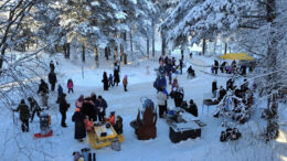 Iin ympäristötaidepuistossa nautittiin ulkoilusta ja yhdessäolosta kulttuurin keskellä. Kuvat: Anu Kauppila