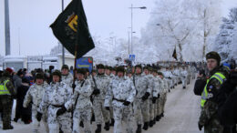 Valatilaisuuden päättänyt ohimarssi kiersi Raatin stadionin Merikoskenkadun kautta palaten sitten stadionin viereiselle kentälle. Ohimarssin jälkeen suurin osa varusmiehistä pääsi kotilomalle lukuun ottamatta Pohjan pioneeripataljoonassa palvelevia, jotka palasivat viikonlopun päivystysvuoroonsa Kajaaniin. Hekin pääsivät ennen Oulusta lähtöä kuitenkin tapaamaan läheisiään Raatissa. Kuvat: Ismo Piri