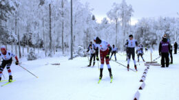 Ensimmäiseen vaihtoon saapui viisi joukkuetta aivan peräkkäin. Ensimmäisenä vaihtoi Kempeleen (nro 6) Petteri Lauren, joka lähetti matkaan Viljami Väyrysen. Takana Iin Taneli Pantsar (nro 2) siirtää viestin Atte Backmanille, ja välissä näkyy Oulun Veikka Sova (nro 1), joka hiihti kakkososuuden kovimman osuusajan ja toi siten joukkueensa ensimmäisenä seuraavaan vaihtoon. Kuvat: Ismo Piri