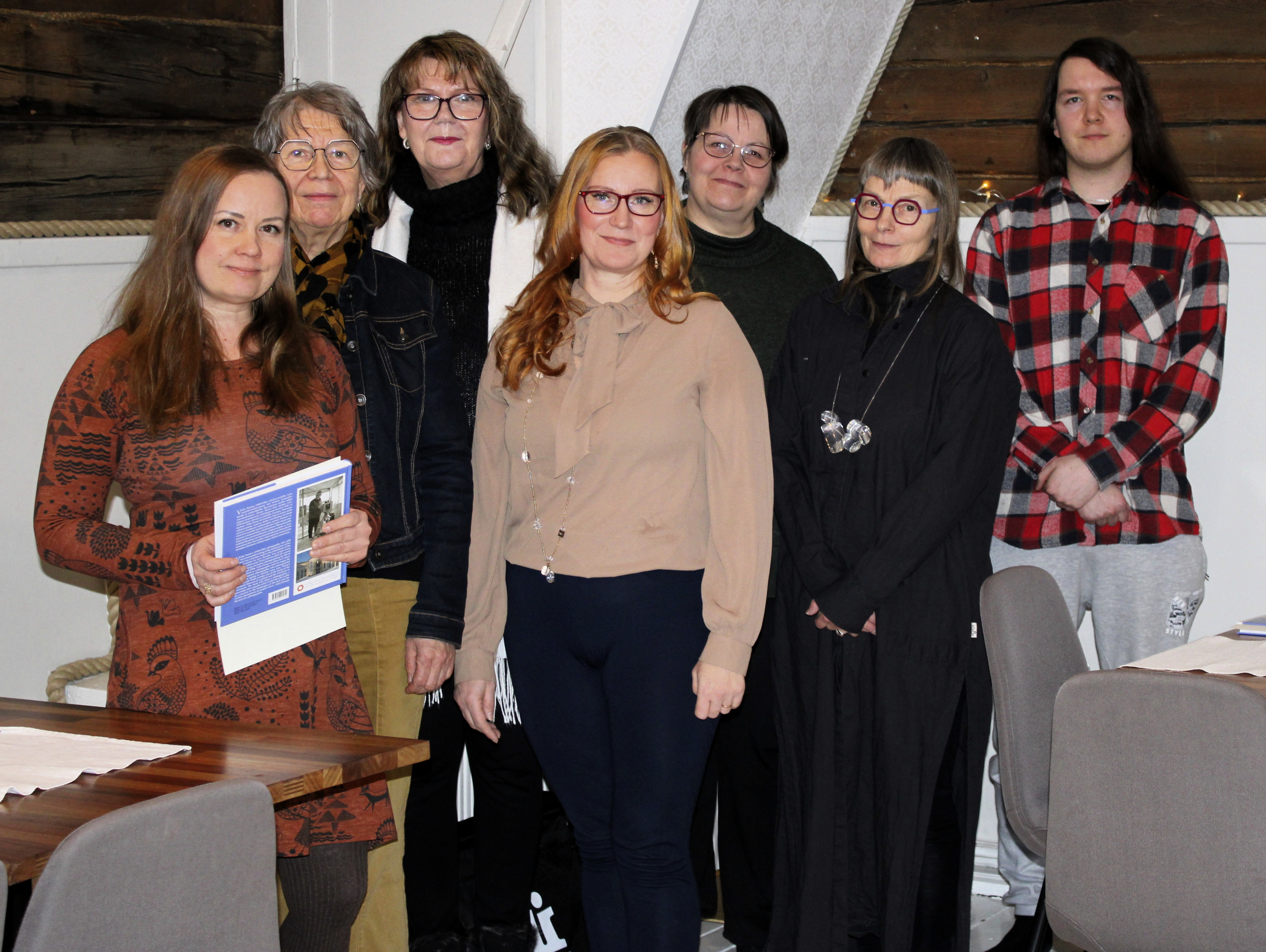 Valto Pernun Säätiö myönsi tänä vuonna apurahaa seitsemälle Haukiputaalla tai Iissä asuvalle taiteilijalle, vasemmalta Minna Mukari, Pirjo Siipola, Sirkku Hanhela, Terhi Hanhela, Pirjo Rikkinen, Riitta Talvikki Pisilä ja Juha Piltonen. Kuvat: Ismo Piri