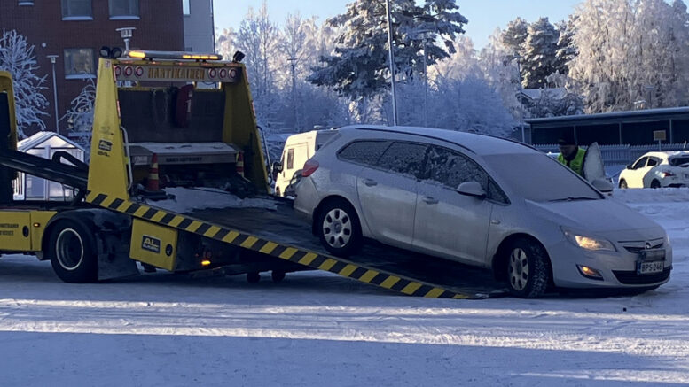 Opelini lähti romutukseen muutama viikko sitten. Kyllä siihen valot vielä syttyivät.