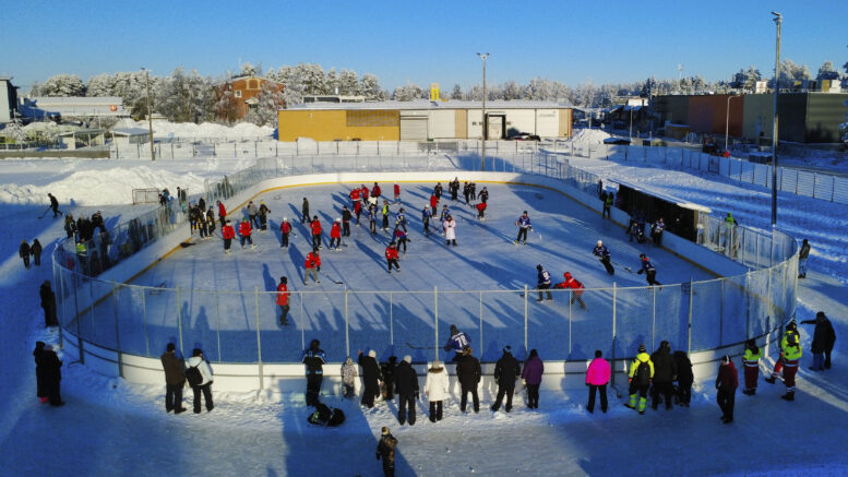 Iin pipolätkäturnaus kiinnosti paikallisia. Kaukalon laidoilla pelejä seurasi useita silmäpareja. Kuvat: Anu Kauppila