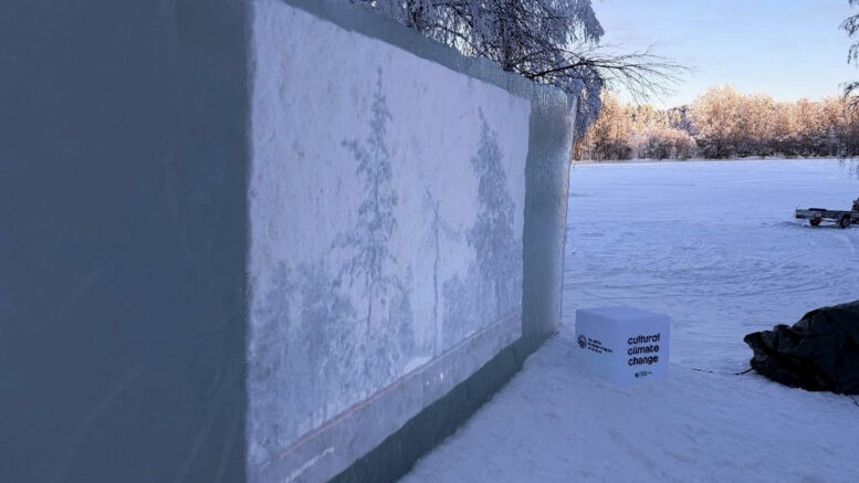 Kulttuuripääkaupunkivuoden Iin juhlallisuuksien avajaisiin tehdyltä jäänäytöltä nähdään nyt jääkiekkoa. Kuva: Iin kunta