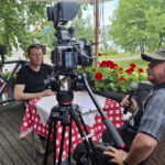 Kyyynelsilmä -dokumenttielokuvan haastatteluja kuvattiin eri puolilla Oulua. Sokeri-Jussin terassilla haastatelussa Afterworld -yhtyeen rumpali Jani Outinen. Kameran ääressä jääliläinen ohjaaja/kuvaaja Jari K. Leinonen.