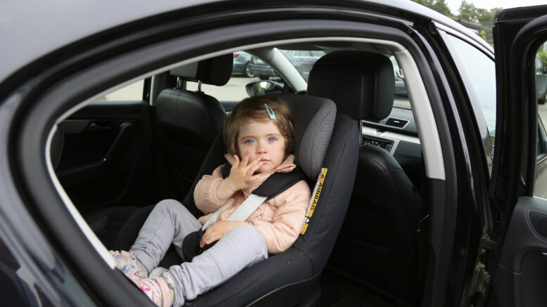 Pieni lapsi istuu turvallisimmin selkä menosuuntaan asennetussa turvaistuimessa. Kuva: Kaisa Tanskanen/Liikenneturva