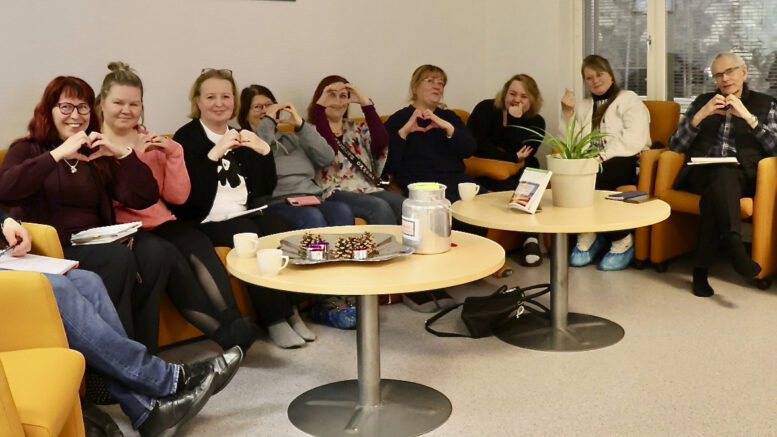 Pasi Timonen, Sirpa Tikkala, Anna Käsmä, Anne Korhonen, Sinikka Manninen, Sari Järvi, Merja Sillanpää, Juulia Kultapuro, Annemari Heikkilä, Birger Ylisaukko-oja ja Hannu Saarinen pureskelivat Jäälin vuoteen 2030 kurkottavan vision valmiiksi. Jääli haluaa asuinalueena aina vain parantua ja kehittyä, ja toimeen ryhdytään yhteisvoimin. Kuva: Teea Tunturi