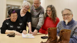 Pirjo Huttula, Eija Keränen, Antero Stenius, Minna Kauhanen ja Timo Stenius suunnittelevat Kiiminkiin pitäjäpukua. Kuvassa etualalla ovat Timo Steniuksen suunnittelemat miehen asun supikkaat. Kuva: Teea Tunturi