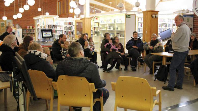 Kaupungin sivistys- ja kulttuuripalveluiden aluepäällikkö Pasi Mäkikyrö oli hyvillään, että niinkin moni yli-iiläinen oli saapunut popup-keskusteluun, vaikka se pidettiin keskellä arkipäivää. Hän rauhoitteli paikallisia tiedolla, ettei koulun supistuminen alakouluksi ole ajankohtainen vielä eikä sellaiseksi muutukaan, ellei yläkoululaisten määrä laske pysyvästi alle viiteenkymmeneen oppilaaseen. Kuva: Ritva Piri