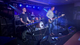 Steam Beat sai yleisön jalat vipattamaan, ja Keiskan koulun vanha sali täyttyi yleisöstä keikan aikana. Kuvat: Anu Kauppila