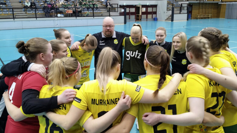 HauPan naisten futsal-joukkueen keskittymishetki valmentaja Kari Purasen johdolla. Kuva: Outi Raappana