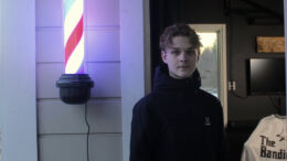 Töllin oma toimitila sijaitsee hänen kotipihallaan. Tulevaisuudessa hän haaveilee oman parturiyrityksen perustamisesta jonnekin muualle.