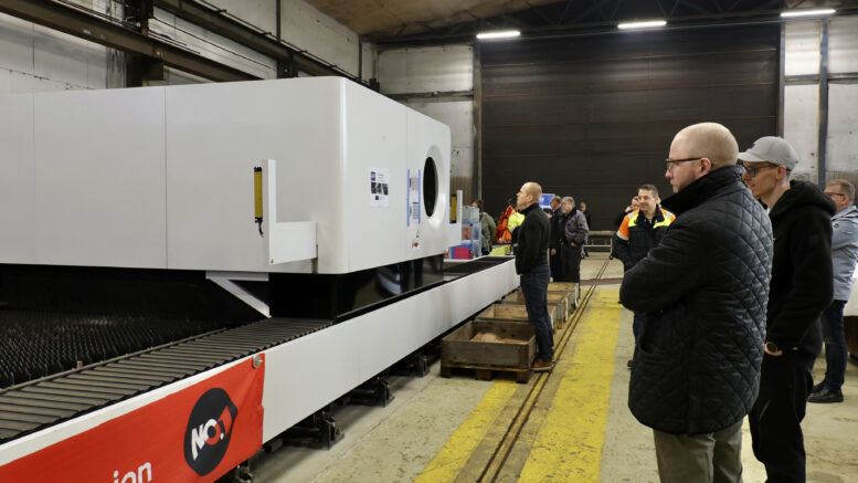 Iin Konepajalla on otettu käyttöön Euroopan suurin ja modernein laserleikkauskone. Kuusitoistametriä pitkän, yli miljoona euroa maksaneen laitteen etuihin kuuluu tuotteiden tarkka leikkausjälki ja korkea laatu. Kuvat: Tuija Järvelä-Uusitalo