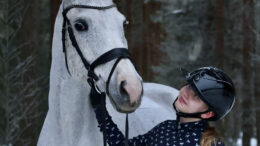 Kellolainen Enni Vähäsarja tähtää Jooseppi-ratsunsa kanssa kesän SM-kisojen lisäksi Pohjoismaiden mestaruuskisoihin. Kuva: Anu Kauppila