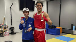 Voittajan on helppo hymyillä. Ekoevi "Eku" Tomety pyysi voittopokaalin kanssa kuvaan Project Team Tometyn päävalmentaja Matti Lanton.