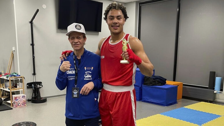 Voittajan on helppo hymyillä. Ekoevi "Eku" Tomety pyysi voittopokaalin kanssa kuvaan Project Team Tometyn päävalmentaja Matti Lanton.