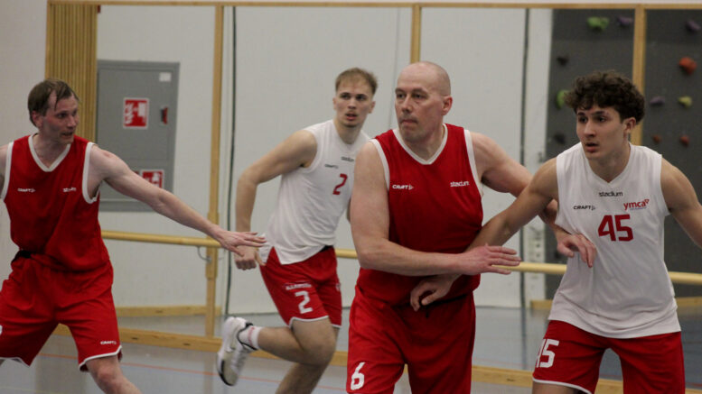 KiiRin palkittu Teemu Linna pitää huolta YMCA:n Noa Motan liikkeistä. Taaempana Pekka Pääkkönen ja Oulun Anton Männistö puolustavat omia reviirejään. Kuva: Matti Tieksola