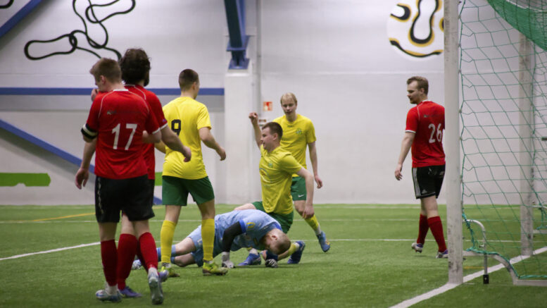 Eetu Ervasti (keskellä) on juuri punnertanut HauPalle tasoituksen. Kuva: Tommi Karvonen