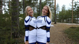 Viivi Lassila ja Oona Ahtola ovat harrastaneet cheertanssia jo viisi ja puoli vuotta. Kuva: Tuuli Turunen