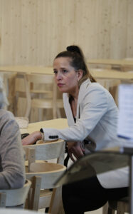 Valtuutettu Janika Harju pohti tilaisuudessa, vähentyykö lasten liikkuminen entisestään, jos lakkautettavien koulujen urheilukenttien ylläpito myös lakkautetaan. Kuvat: Anu Kauppila