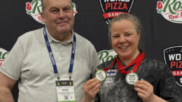 Iiläinen Katja Körkkö voitti torstaina kultaa ja hopeaa World Pizza Gamesista. Kuvassa Körkön kanssa hänen valmentajansa Heikki Sikström.