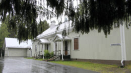 Kauppaan kuuluu koulurakennuksen lisäksi piharakennus ja kiinteistöstä vuokrataan yli 15 000 neliön kokoinen alue. Kuva: Rantapohjan arkisto