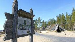 Kierikin alueen uudet palvelut saattavat ammentaa esimerkiksi kivikauden teemoista. Kuvassa Kierikkikeskuksen kivikautinen kylä. Kuva: Rantapohjan arkistot.