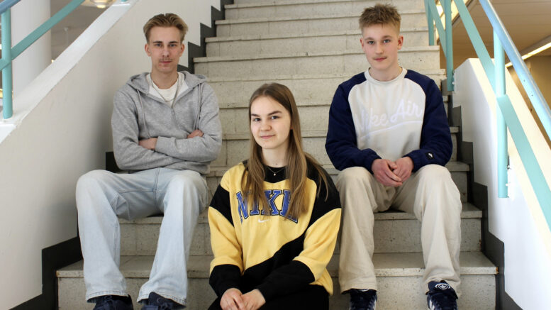 Rasmus Mainio, Pietta Ranua ja Aaron Heinänen odottavat jo innolla toukokuista Saksan matkaa. Kuva: Tuuli Turunen