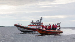 Kiviniemen meripelastusyhdistyksellä on 10-metrinen pelastusalus sekä kuusi metriä pitkä avovene käytössään. Kuva: Rasmus Sipilä