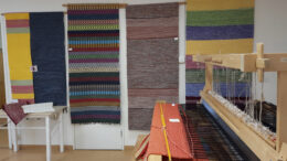 Kudonnan kurssit ovat yksi kurssitarjonnan suosituimmista vaihtoehdoista. Kuva vuoden 2025 kudonnan näyttelystä. Kuva: Jaana Soronen