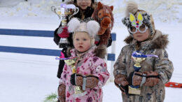 Saana, Lumia ja Voitto Pohjoisaho saivat keppariradalta mukaansa näyttävät pokaalit. Kuvat: Anu Kauppila