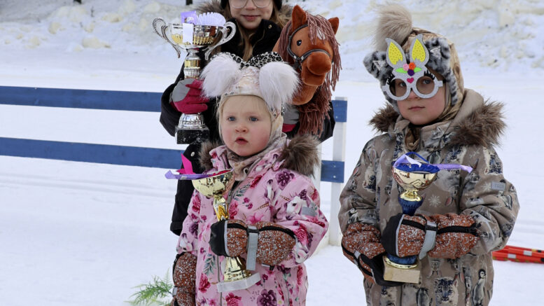 Saana, Lumia ja Voitto Pohjoisaho saivat keppariradalta mukaansa näyttävät pokaalit. Kuvat: Anu Kauppila