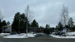 Kiimingin kunnantalon tontille haetaan asemakaavan muutosta. Tontille halutaan rakentaa päivittäistavarakauppa. Kuva: Teea Tunturi