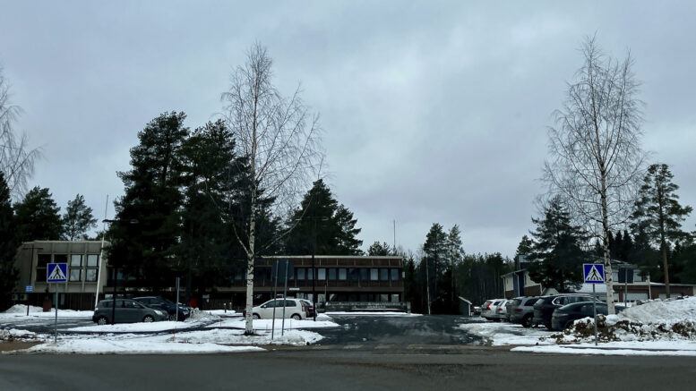 Kiimingin kunnantalon tontille haetaan asemakaavan muutosta. Tontille halutaan rakentaa päivittäistavarakauppa. Kuva: Teea Tunturi