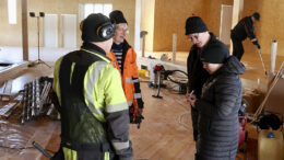 Kohta on valmista. Teijo Kynsilehto, Jouko Leipivaara, Veikko Jokikokko ja Piia Parkkinen käyvät läpi seuraavaksi Nuijamiesten lavalla tehtäviä töitä. Taustalla Juhani Heikkinen käsittelee esiiintymislavaa. Kuvat: Teea Tunturi