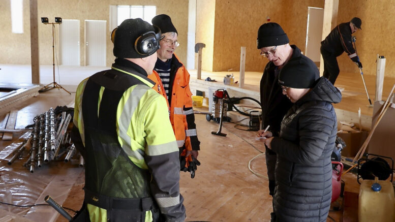 Kohta on valmista. Teijo Kynsilehto, Jouko Leipivaara, Veikko Jokikokko ja Piia Parkkinen käyvät läpi seuraavaksi Nuijamiesten lavalla tehtäviä töitä. Taustalla Juhani Heikkinen käsittelee esiiintymislavaa. Kuvat: Teea Tunturi