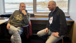 Yhteisötoiminnan työntekijät ovat tavattavissa keskustakirjasto Saaressa, jossa heillä on työtila. Heikki Ojala ja Tommi Lokka kollegoineen antavat neuvoja vaikkapa yhteisötoiminnan avustusten hakemisessa tai ottavat vastaan ideoita alueiden ja kyläneuvoston toiminnan kehittämiseksi. Työntekijät ovat tavattavissa ilman ajanvarausta tiistaisin kello 9–11 ja kello 12–15 sekä keskiviikkoisin kello 9–11 ja 12–14. Yhdistyksillä on myös mahdollisuus esitellä toimintaansa Saaressa, ja tästä voi olla yhteydessä yhteisötoimintaan. Kuva: Teea Tunturi