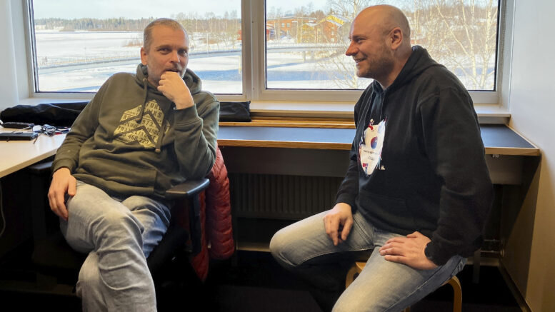 Yhteisötoiminnan työntekijät ovat tavattavissa keskustakirjasto Saaressa, jossa heillä on työtila. Heikki Ojala ja Tommi Lokka kollegoineen antavat neuvoja vaikkapa yhteisötoiminnan avustusten hakemisessa tai ottavat vastaan ideoita alueiden ja kyläneuvoston toiminnan kehittämiseksi. Työntekijät ovat tavattavissa ilman ajanvarausta tiistaisin kello 9–11 ja kello 12–15 sekä keskiviikkoisin kello 9–11 ja 12–14. Yhdistyksillä on myös mahdollisuus esitellä toimintaansa Saaressa, ja tästä voi olla yhteydessä yhteisötoimintaan. Kuva: Teea Tunturi