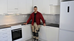 Pääasiassa sisätilojen remontteihin erikoistunueella Sampo Kaistolla on kahdenkymmenen vuoden rakennusalan kokemus. Oman yrityksen hän perusti kolme vuotta sitten. Kuva: Tuija Järvelä-Uusitalo