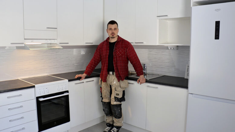 Pääasiassa sisätilojen remontteihin erikoistunueella Sampo Kaistolla on kahdenkymmenen vuoden rakennusalan kokemus. Oman yrityksen hän perusti kolme vuotta sitten. Kuva: Tuija Järvelä-Uusitalo