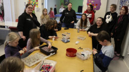 Hyvä fiilis ja yhteistä tekemistä talvilomaviikolla Jatulin nuokkarilla. Kuvat: Auli Haapala