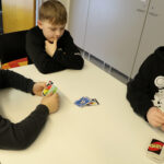 Luka, Noel ja Elmeri keskittyivät pelaamaan Uno-pelikorteilla.