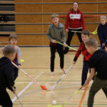 “Syötä!”-huudot kaikuivat Jatulin isossa salissa – mikä sen hauskempaa kuin sählymatsi!