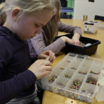 Nellin mielestä kaikista mukavinta oli askarrella helmikoruja.